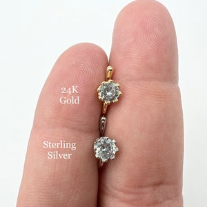 Puede incluir: Dos anillos de nariz con una piedra preciosa transparente. El anillo de la izquierda est&aacute; hecho de oro de 24 quilates y el anillo de la derecha est&aacute; hecho de plata de ley.