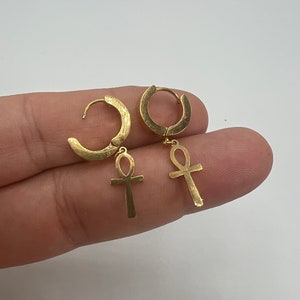 Huggie Ankh Cross Dangle Pendientes de aro Oro Plata Negro Aro con bisagras Clicker Aros de acero inoxidable