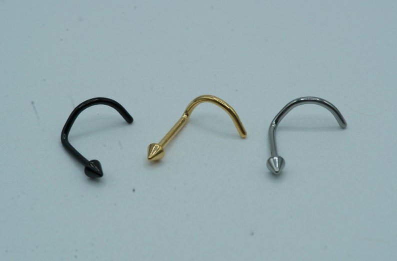 K&ouml;nnte beinhalten: Drei Nasenringe mit spitzem Ende. Die Ringe sind aus Metall und in Schwarz, Gold und Silber erh&auml;ltlich.