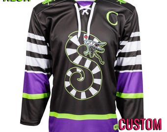 Könnte beinhalten: Schwarzes Hockey-Trikot mit neongrünen und lila Design. Das Trikot zeigt eine schlangenartige Grafik und den Text "retro city" und "NEON". Die Ärmel haben weiße Streifen und lila Akzente. Das Trikot wird nach Maß gefertigt.