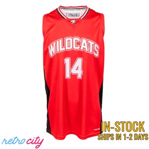 Puede incluir: Camiseta de baloncesto roja con paneles laterales negros. La camiseta tiene "WILDCATS" en texto blanco en la parte delantera y el número "14" en blanco debajo del texto.