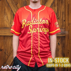 Camiseta de béisbol con botones completos de la película Disney Cars de Radiator Springs con el logo de Lightning McQueen *EN STOCK*