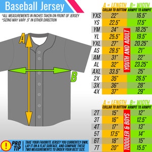 Op de afbeelding: Een grijs baseballshirt met een witte kraag en knopen. Een tabel toont de lengte- en breedtemaat in inches voor verschillende maten van jeugd- en volwassen shirts.