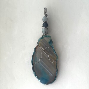 Hängsmycke med trådlindat agat och aromaterapipärla