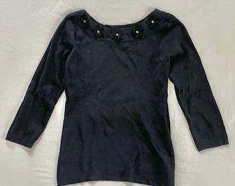 Pull en soie vintage avec un détail d’encolure de fleurs adorable