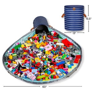 Puede incluir: Una bolsa de almacenamiento de juguetes a rayas azules y blancas llena de bloques de construcci&oacute;n de colores. La bolsa mide 152 cm de ancho y 39 cm de alto. Tambi&eacute;n se muestra un contenedor de almacenamiento cil&iacute;ndrico separado, que mide 33 cm de di&aacute;metro.