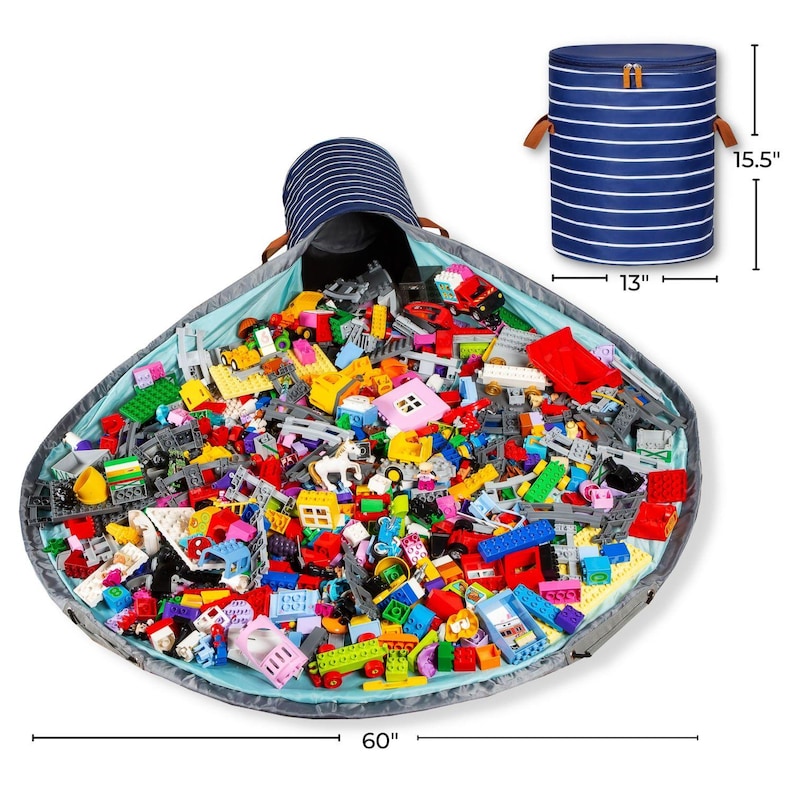 Puede incluir: Una bolsa de almacenamiento de juguetes a rayas azules y blancas llena de bloques de construcci&oacute;n de colores. La bolsa mide 152 cm de ancho y 39 cm de alto. Tambi&eacute;n se muestra un contenedor de almacenamiento cil&iacute;ndrico separado, que mide 33 cm de di&aacute;metro.