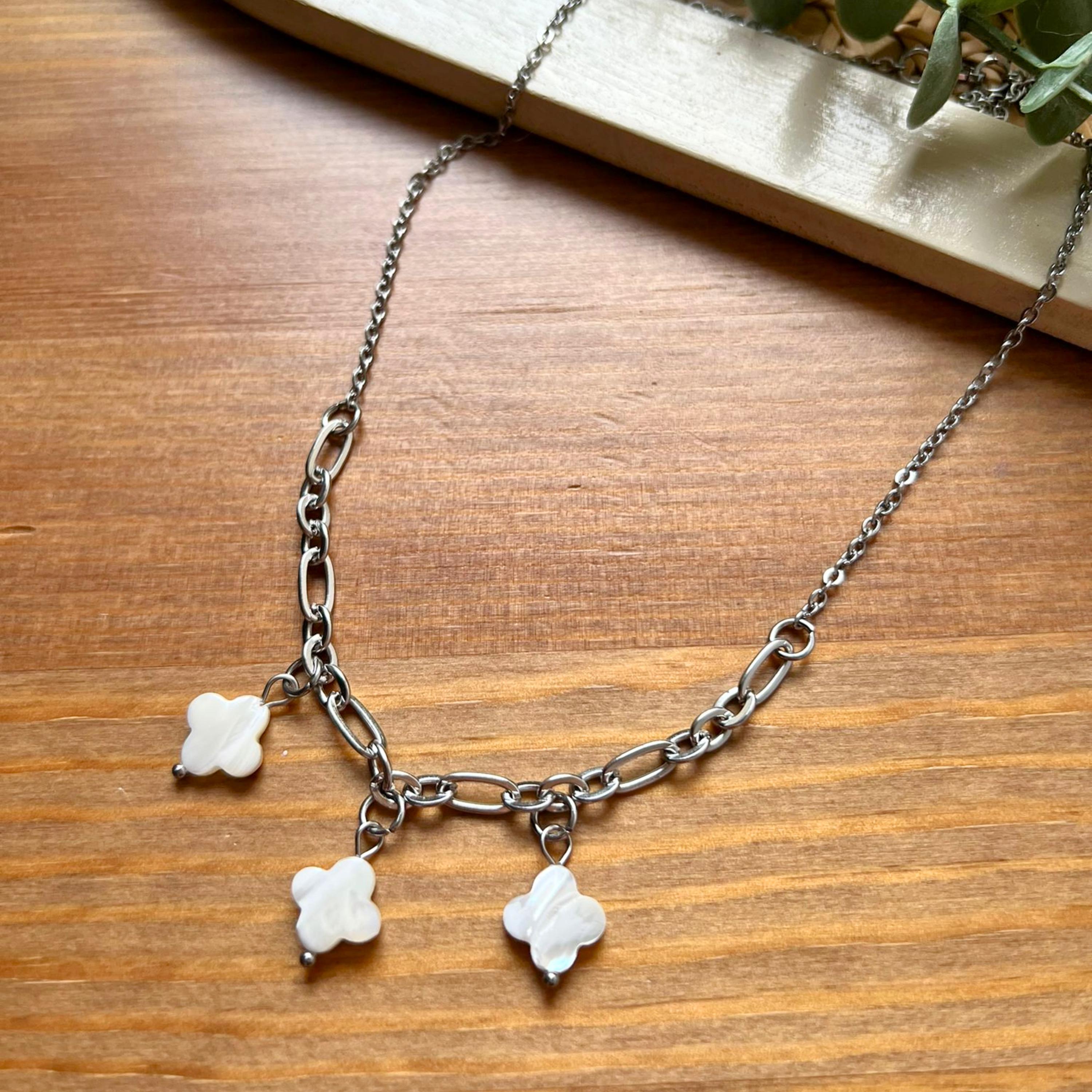 上品なクローバーの葉のマザーオブパールネックレス、7つの葉の