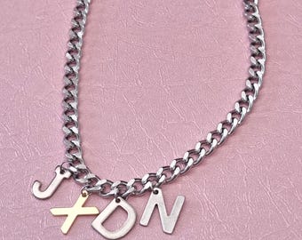 JXDN Inspirowany ręcznie wykonanym naszyjnikiem ze stali nierdzewnej z napisami - srebrny punkowy naszyjnik unisex - prezent dla fana Jadena Hosslera - JXDN Merch