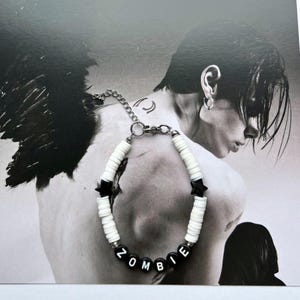 Yungblud Zombie Song Inspired Black & White Bracelet With Stars - Pearl Punk Unisex Bracelet - Gift for Yungblud Fan