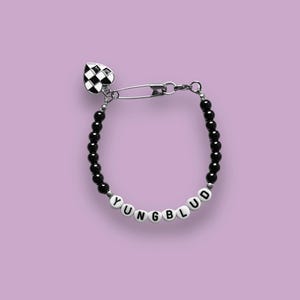 Op Yungblud Lowlife geïnspireerde zwart-witte armband met veiligheidsspeld - uniseks armband parelpunk - cadeau voor Yungblud-fan