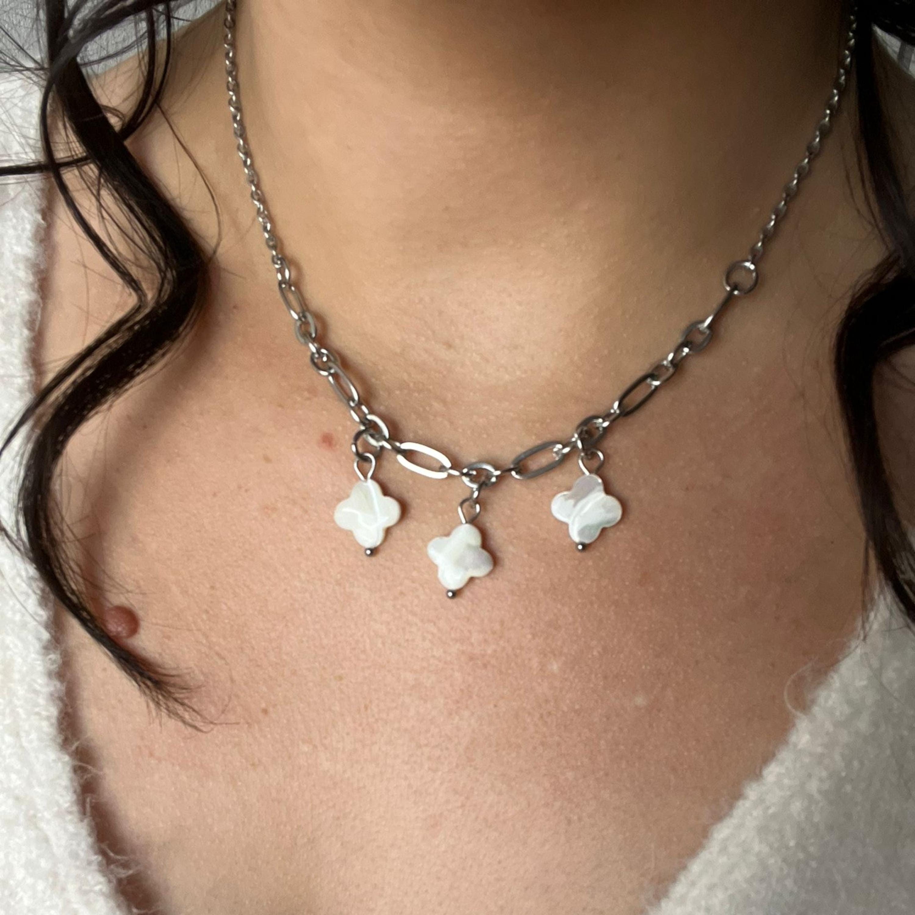 上品なクローバーの葉のマザーオブパールネックレス、7つの葉の