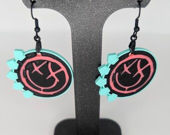 3D-geprinte oorbellen met Blink 182-logo