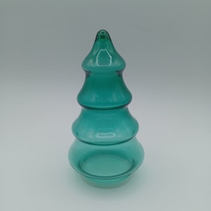 Puede incluir: Un adorno de árbol de Navidad de vidrio azul verdoso con una parte superior redondeada y una base ancha.