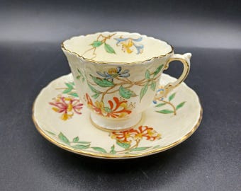 Set tazza e piattino Aynsley Honeysuckle, giallo pallido, in porcellana Bone China con bordo dorato.