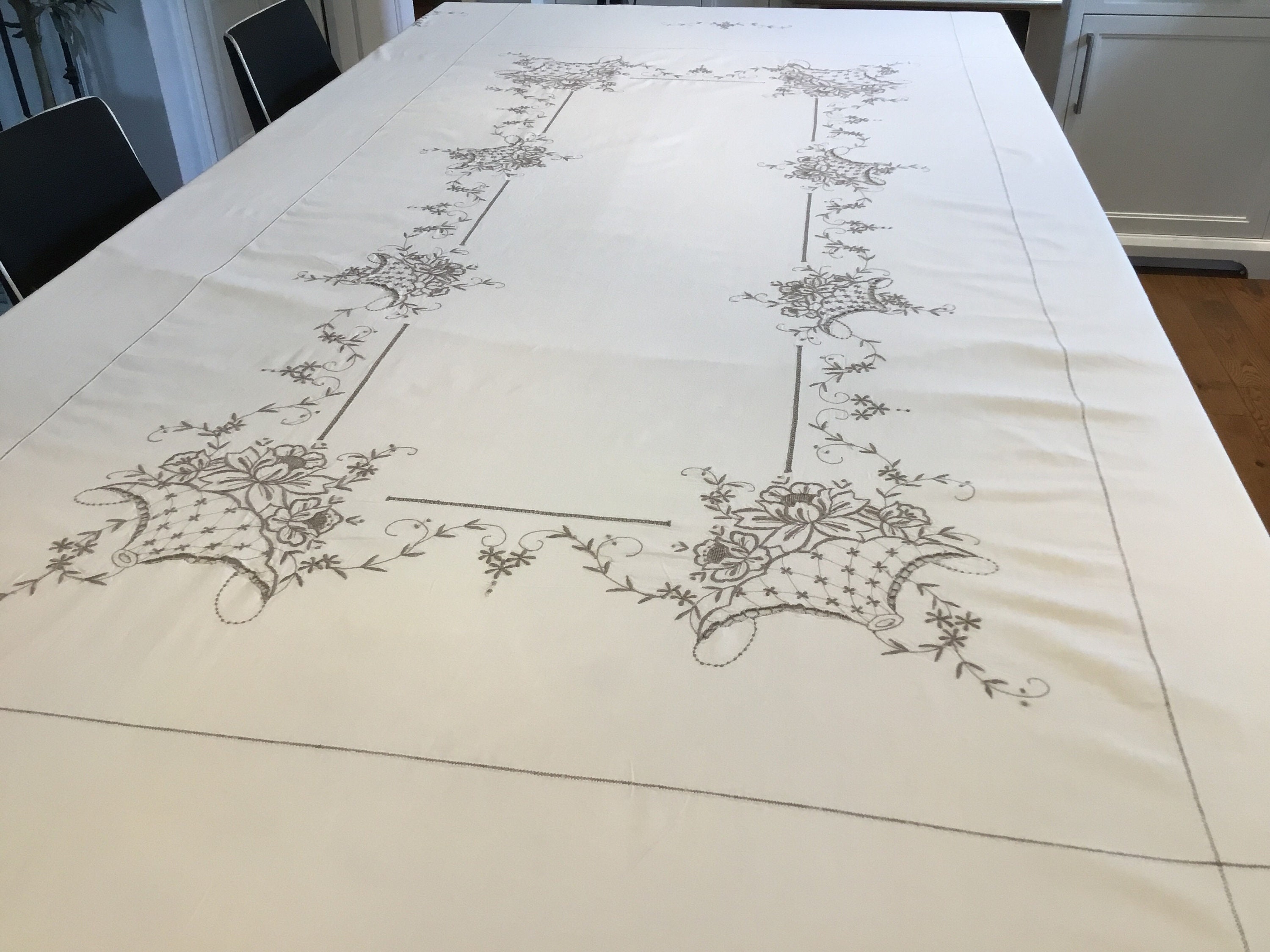 Handmade Cutwork Design Traditional Reticella-Look Tablecloth Luxury Table  Cover Embroidery Table Cloth - China Table Cloth and Table Cloths for  Events price