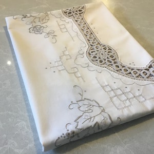 Beautiful vintage Madeira hand embroidered tablecloth with crocheted lace and pulled thread lines. 64”(1625mm) x 48.5”(1230mm)