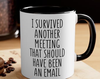 5Aup Tasse à café de bureau avec citation amusante de Noël, 325 ml, « I Survived Another Meeting That Could Have Been an Email », cadeau unique 5Aup Tasse à café de bureau avec citation amusante de Noël, 325 ml, « I Survived Another Meeting That Could Have Been an Email », cadeau unique