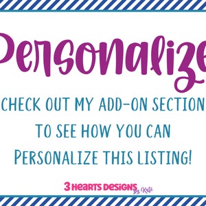 Puede incluir: Un cartel blanco con un borde rayado azul y blanco. El texto en el cartel dice "Personalizar" en texto morado. El texto debajo dice "&iexcl;Echa un vistazo a mi secci&oacute;n de complementos para ver c&oacute;mo puedes personalizar esta lista!" en texto azul. El texto en la parte inferior dice "3 Hearts Designs by Kate" en texto rosa.