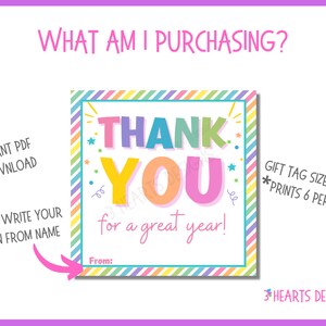 Puede incluir: Etiquetas de regalo imprimibles con un borde rayado arco&iacute;ris. Las etiquetas muestran el texto "&iexcl;Gracias por un gran a&ntilde;o!" en letras de colores y un espacio para escribir "De:". Las etiquetas miden 7,6 cm por 7,6 cm e imprimen 6 por p&aacute;gina.