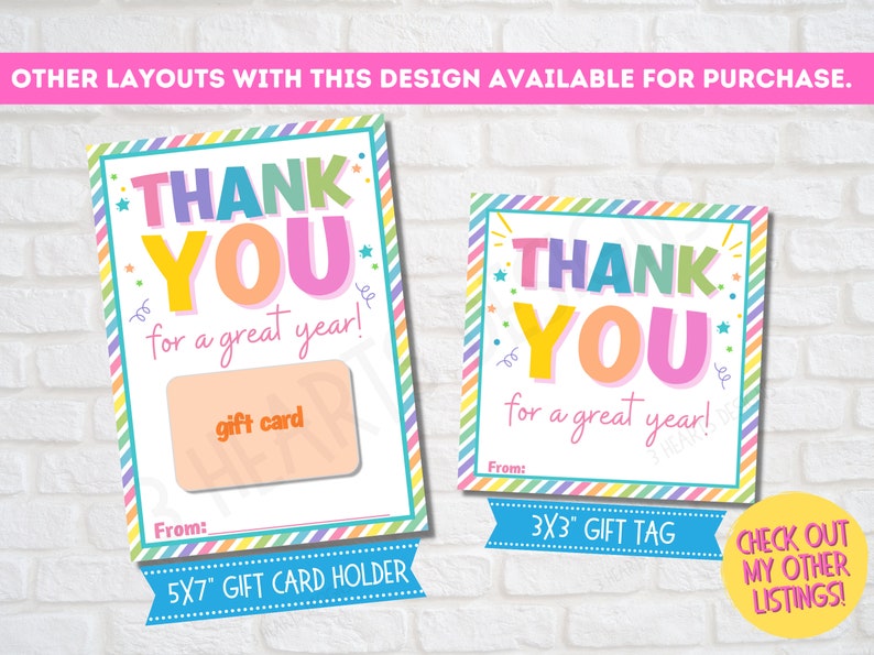Puede incluir: Dos soportes para tarjetas de regalo imprimibles con un borde de rayas arco&iacute;ris. La tarjeta m&aacute;s grande mide 12,7 x 17,8 cm y tiene espacio para una tarjeta de regalo. La tarjeta m&aacute;s peque&ntilde;a mide 7,6 x 7,6 cm y tiene el texto "&iexcl;Gracias por un gran a&ntilde;o!" El texto de ambas tarjetas est&aacute; en una fuente colorida y divertida.