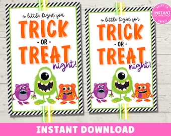 Può includere: Due cartelli stampabili con un bordo a strisce bianche e nere. I cartelli presentano uno sfondo bianco con il testo "a little light for Trick or Treat night!" in arancione e viola. I cartelli sono decorati con tre mostri dei cartoni animati in verde, viola e arancione.
