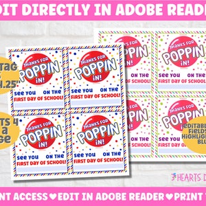 Op de afbeelding: Vier printbare cadeaulabels met een rode, witte en blauwe stippenrand. De labels bevatten een rode cirkel met de tekst "Bedankt voor Poppin' In!" en de tekst "Tot ziens op de eerste schooldag!" in blauw en wit. De tekstvelden zijn blauw gemarkeerd om aan te geven dat ze bewerkbaar zijn.