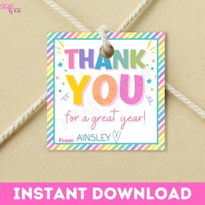 Puede incluir: Una etiqueta de agradecimiento colorida con rayas de arco&iacute;ris y el texto "THANK YOU for a great year!" y "From: AINSLEY" con un coraz&oacute;n.
