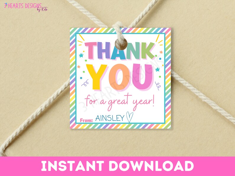 Puede incluir: Una etiqueta de agradecimiento colorida con rayas de arco&iacute;ris y el texto "THANK YOU for a great year!" y "From: AINSLEY" con un coraz&oacute;n.
