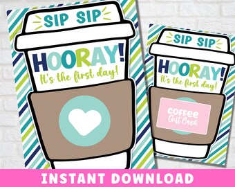 Puede incluir: Un diseño de tarjeta de regalo imprimible con una taza de café de dibujos animados con el texto "Sip Sip Hooray! It's the first day!" y un rectángulo rosa con el texto "Coffee Gift Card".