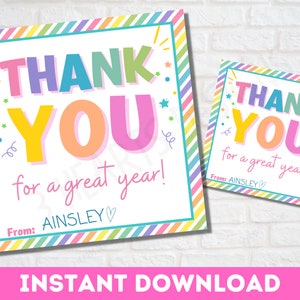 Puede incluir: Dos tarjetas de agradecimiento imprimibles con un borde rayado de arco&iacute;ris. El texto en las tarjetas dice "&iexcl;Gracias por un gran a&ntilde;o!" con el nombre del remitente "Ainsley" en la parte inferior.