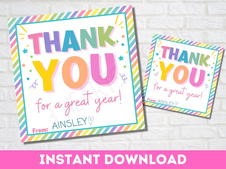 Puede incluir: Dos tarjetas de agradecimiento imprimibles con un borde rayado de arco&iacute;ris. El texto en las tarjetas dice "&iexcl;Gracias por un gran a&ntilde;o!" con el nombre del remitente "Ainsley" en la parte inferior.