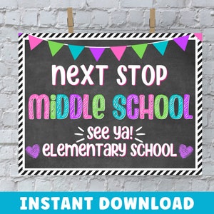 Może przedstawiać: Czarna tablica z biało-czarną ramką w paski. Na tablicy napis "Next Stop Middle School - See Ya! - Elementary School" kolorowymi literami z różowym sercem po obu stronach.