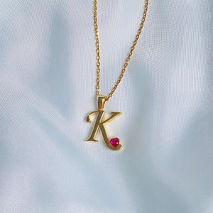 Collier initial en argent, collier initial de grand-mère en pierre de naissance, collier de lettres familiales délicates, collier de maman minimaliste personnalisé avec pierre de naissance