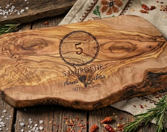 Regalo per il 5° anniversario di matrimonio per la coppia / Tagliere in legno personalizzato / Tagliere in legno d'ulivo inciso / Regalo per il 5° anniversario di matrimonio