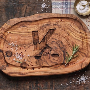Gepersonaliseerde olijfhouten serveerplank, op maat gegraveerd charcuteriecadeau