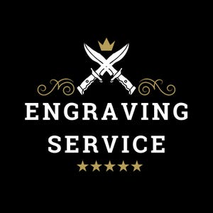 Könnte beinhalten: Ein weißes Logo mit zwei gekreuzten Messern und einer goldenen Krone über dem Text "ENGRAVING SERVICE" mit fünf goldenen Sternen unter dem Text.