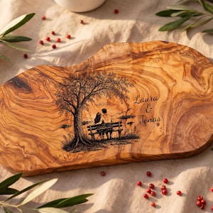 Planche à découper romantique personnalisée en bois d'olivier | Gravure de couple avec noms et date | Cadeau de mariage pour couple | Pièce de bois unique