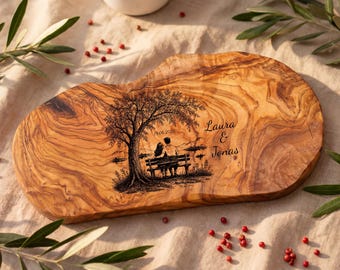 Tabla de cortar romántica personalizada de madera de olivo / Grabado para pareja con nombres y fecha / Regalo de boda para parejas / Pieza de madera única