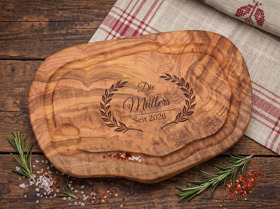 Olivenholz Schneidebrett Henkel personalisiert | Initialen Gravur Hochzeit | Brautpaar Geschenk Geburtstag Einzug | Henkelbrett Küche Unikat