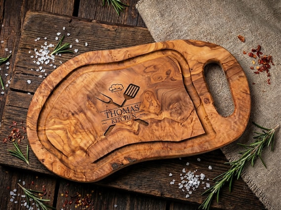 BBQ Grillbrett Olivenholz personalisiert | Steakbrett Saftrille Gravur | Vatertag Geburtstag Männer Weihnachten | Grillmeister Geschenk Holz