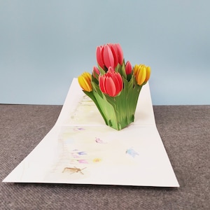 Un mazzo di tulipani, biglietto pop-up 3D, biglietto di auguri 3D, biglietto pop-out, buono regalo, carta artigianale, articoli di carta, articoli per feste, biglietto con fiori 3D