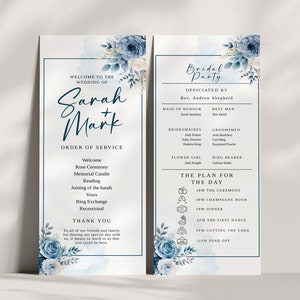Könnte beinhalten: Ein Programm für eine Hochzeitszeremonie mit einem blauen und weißen Blumenmuster. Das Programm enthält die Reihenfolge des Ablaufs, die Hochzeitsgesellschaft und den Tagesplan. Die Namen Sarah und Mark sind im Titel zu sehen.