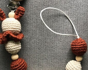 Customizable pacifier clip handmade in cotton and natural wood crochet