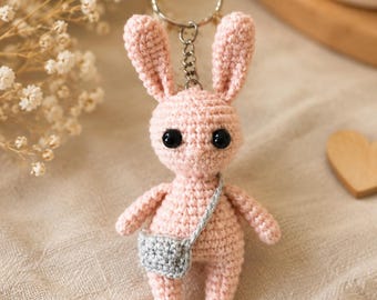 Chaveiro de coelho de crochê feito à mão – Coelho amigurumi rosa – Pequeno presente artesanal – Acessório para bolsa