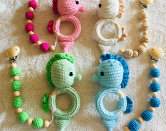 Hypoallergenic cotton crocheted seahorse rattle – Matching pacifier clip – Handmade baby gift – Amigurumi toy