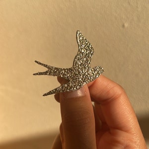 Broche en cuir oiseau doré image 3