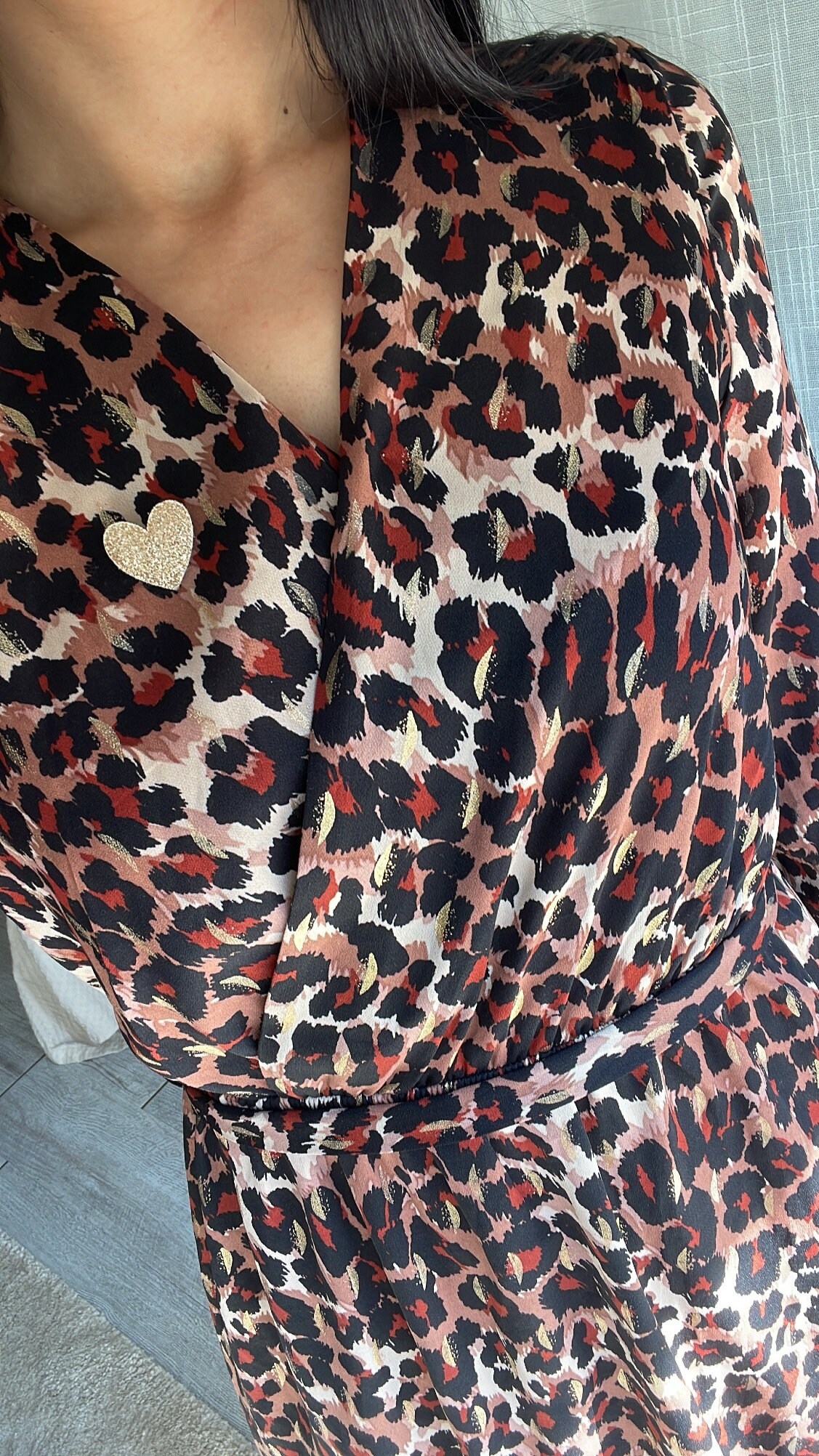 Grande Broche Cœur Rouge Pailleté Avec Ruban Argenté, Vintage - Comme Neuf (trous Pour Pendentif)