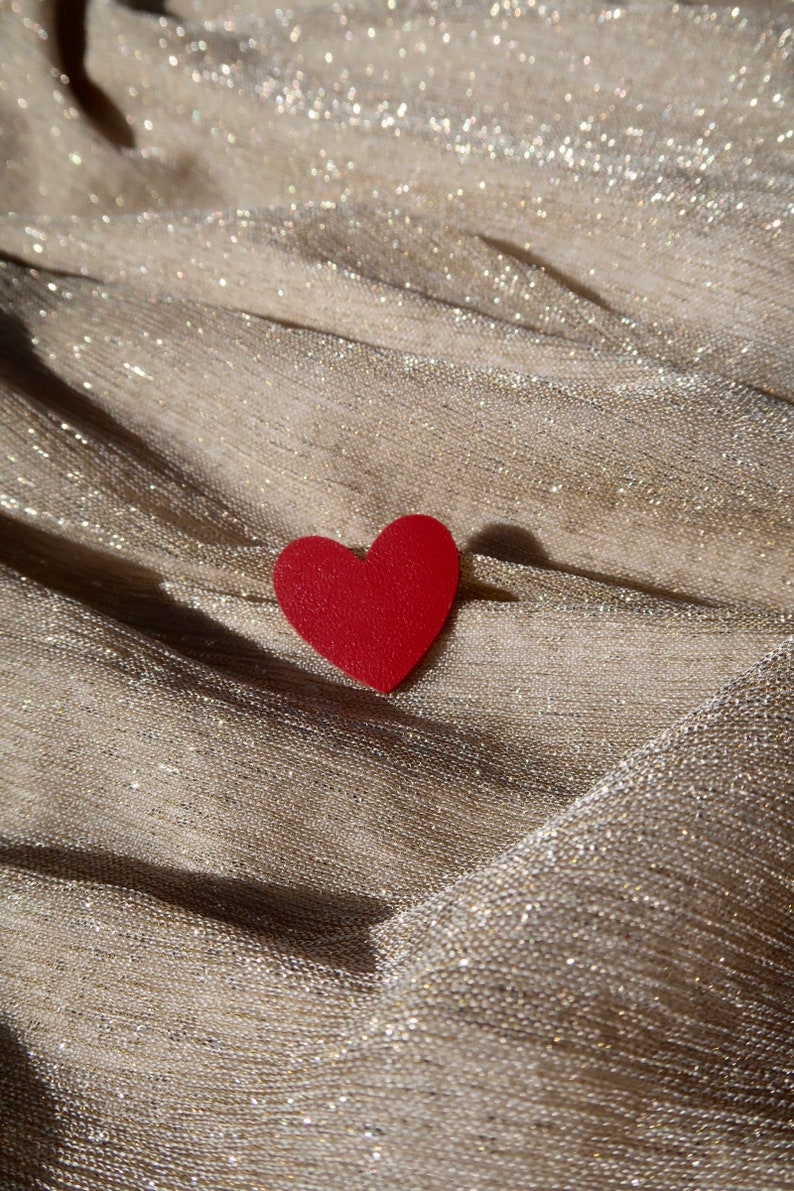 Broche Coeur Rouge en cuir image 1