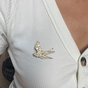 Broche en cuir oiseau doré image 6